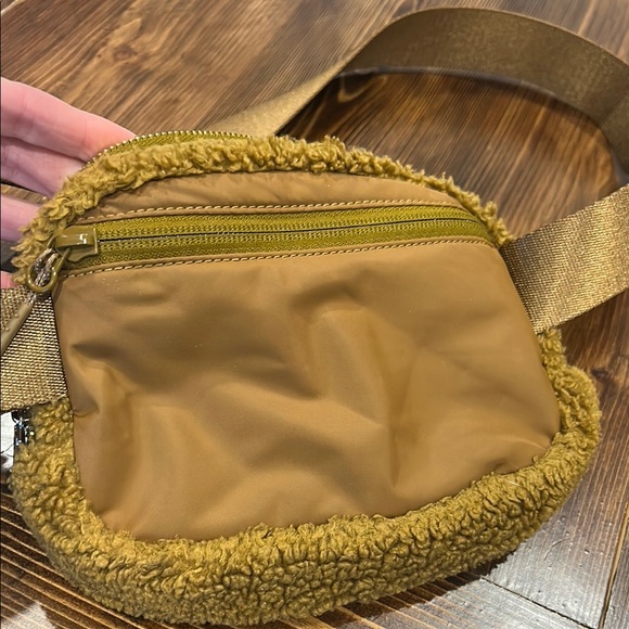 Lululemon Sherpa Belt Bag - Picture 7 of 11